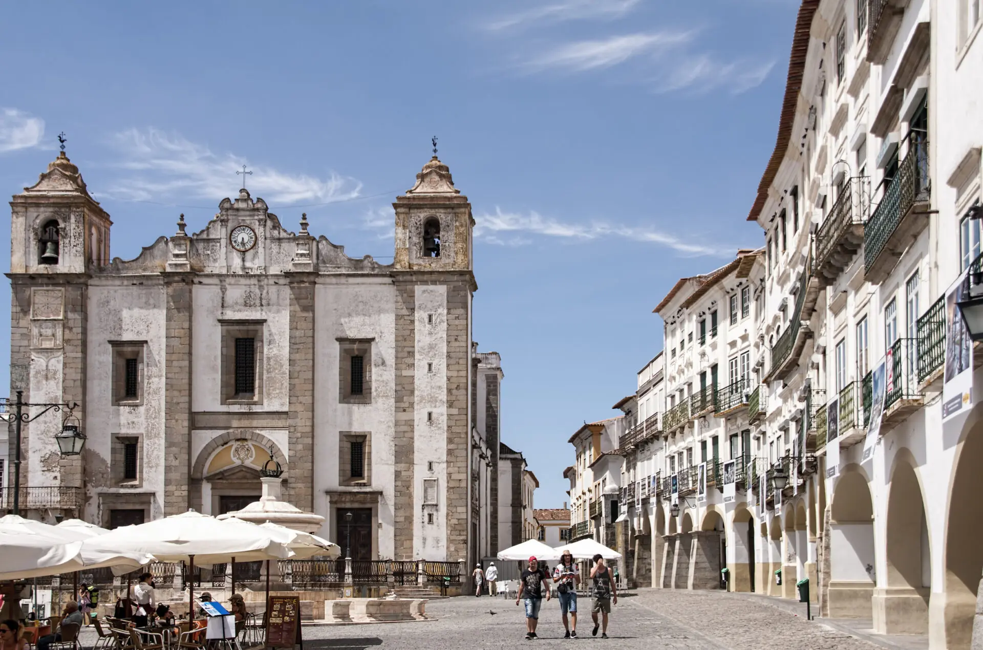 Paseo por las calles de la antigua ciudad portuguesa de vora